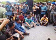 Terkait Jalan Rusak, Massa Lintas 4 Kecamatan Demo Kantor Bupati