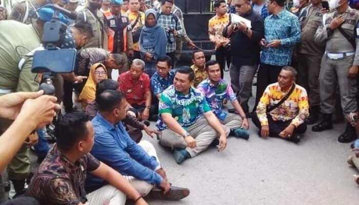 Terkait Jalan Rusak, Massa Lintas 4 Kecamatan Demo Kantor Bupati