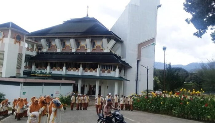 Masjid Agung Nur Ala Nur Dipenuhi Jamaah