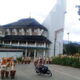 Seusai shalat zuhur berjamaah, siswa-siswi meninggalkan Masjid Agung Nur Ala Nur Panyabungan, Kamis (26/10). Waspada.id/Irham Hagabean Nasution