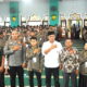Bupati Madina HM Jafar Sukhairi Nasution (4 kanan) foto bersama dengan Rektor UM Tapsel Muhammad Darwis, M.Pd (3 kanan), Ketua Badan Pembina Harian (BPH) Dra. Muksana Pasaribu, MA (kanan) dan unsur Forkopimda Madina pada pelepasan peserta KKN UM Tapsel, Rabu (26/10). Waspada.id/ist.