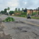 TUTUPI LUBANG: Daun-daunan dan ilalang digunakan untuk menutupi lubang menutupi jalan negara yang rusak di Jalinsum Banda Aceh - Medan, Gampong Beunot Idi Cut, Darul Aman, Aceh Timur, Kamis (27/10). Waspada.id/M Ishak