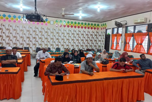 PERSIAPAN: Pengurus DPD BKPRMI Aceh Timur, menggelar rapat terkait rencana FASI Gelombang II Tahun 2022 di SMPN 1 Idi, Aceh Timur, Rabu (26/10). Waspada.id/M Ishak