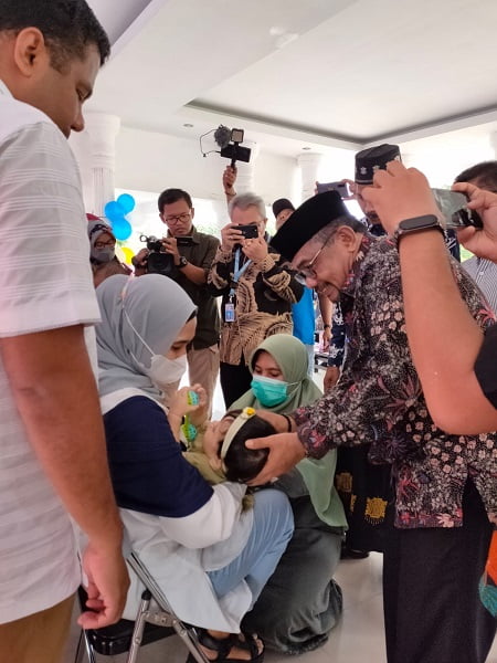 Pj. Wali Kota Langsa, Ir Said Mahdum Majid didampingi Kadinkes Kota Langsa, dr Muhammad Akbar, saat launching perdana imunisasi (PCV) Aceh, di Tribun Lapangan Merdeka Langsa, Kamis (27/10). Waspada/Rapian