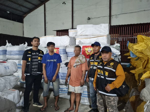 KPPBC TMP C Teluknibung mengamankan 142 balepress pakaian bekas milik mafia. Waspada.id/Ist