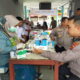 Kapolres Abdya AKBP Dhani Catra Nugraha SH SIK MH, ikut memeriksakan kesehatannya, di posko pengobatan dan layanan kesehatan gratis Terminal Blangpidie, Kamis (27/10). Waspada.id/Syafrizal
