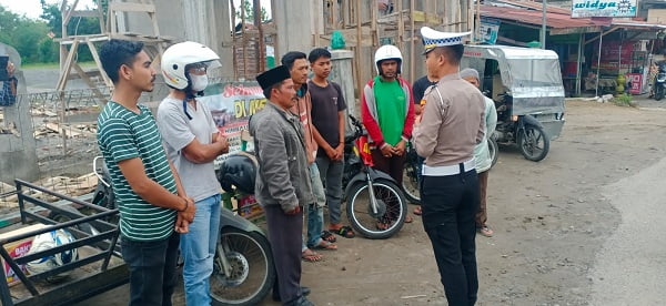Kasat Lantas saat melakukan sosialisasi dan himbauan tertib berlalu lintas kepada pengendara. Waspada.id/Sumarsono