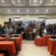 Tampak para peserta pelatihan jurnalis pemula saat berfoto bersama di Aula Hotel Kartika Langsa, Kamis (27/10). Waspada.id/Rapian