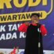 Ketua PWI Sergai Edi Saputra saat tampil di Pentas Parodi Ala Wartawan PWI Sumut 2022 di kantor PWI Sumut di Medan baru-baru ini. (Waspada/Ist)