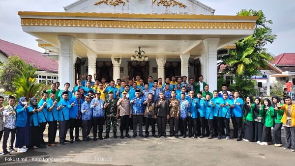 Usai upacara peringatan HSP ke-94 tahun 2022 para punggawa DPD II KNPI Kota Langsa berfoto bersama dengan unsur Forkompimda Kota Langsa di halaman Pendopo Wali Kota Langsa, Jumat (28/10). Waspada.id/Rapian
