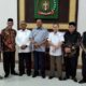 Enam tokoh Melayu di Sumut foto bersama Plt. Bupati Langkat Syah Afandin di Stabat. Waspada.id/Abdul Hakim.