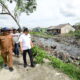 BUPATI Batubara, Ir. H. Zahir, M.A.P beserta rombongan saat turun ke lapangan meninjau kondisi titik drainase dan pekerjaan normalisasi di Desa Nenas Siam, Kecamatan Medang Deras.Waspada/Ist