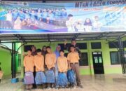 Keluarga Besar MTsN I Agara Bantu Siswa Tidak Mampu