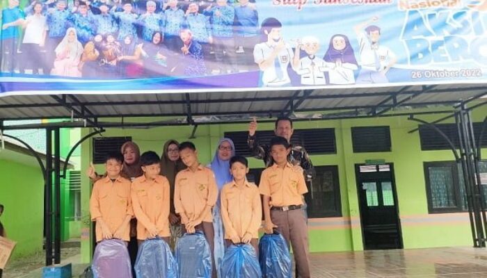 Keluarga Besar MTsN I Agara Bantu Siswa Tidak Mampu