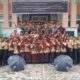 Anggota Komisioner KIP Aceh Tamiang foto bersama siswa-siswi SMAN-3 Karang Baru yang melakukan kunjungan ke kantor KIP Aceh Tamiang. (Waspada.id/ Ist).