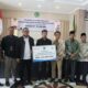 Ahli Waris Jamaah haji Aceh yang wafat di pesawat terima santunan Extra Cover Rp125 juta, yang diserahkan Dirjen PHU Kemenag RI di Aula Kanwil Kemenag Aceh, Kamis (27/10/22). (Waspada.id/T.Mansursyah)