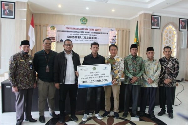 Ahli Waris Jamaah haji Aceh yang wafat di pesawat terima santunan Extra Cover Rp125 juta, yang diserahkan Dirjen PHU Kemenag RI di Aula Kanwil Kemenag Aceh, Kamis (27/10/22). (Waspada.id/T.Mansursyah)