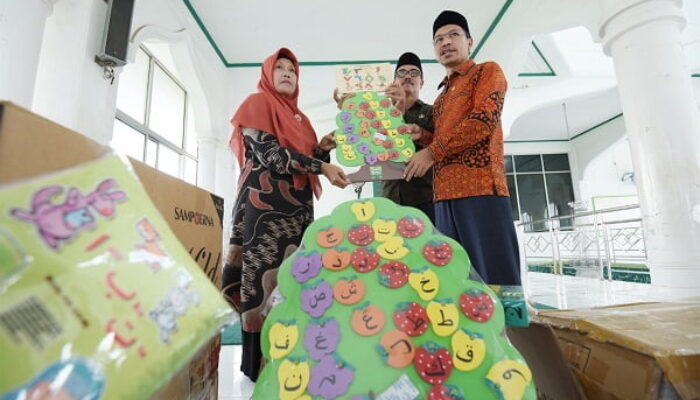 Ketua DPRK Banda Aceh Serahkan Bantuan APE Kepada Sejumlah TPQ