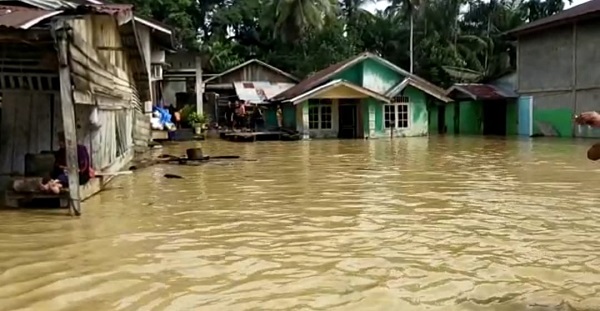 Tampak rumah warga di Kecamatan Bandar Pusaka, Kab Aceh Tamiang telah digenangi air banjir yang terjadi pada Senin (30/10) pagi. (Waspada.id/Ist)