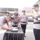 Kapolres Lhokseumawe AKBP Henki Ismanto, S.I.K memimpin upacara sertijab dan pengambilan sumpah jabatan dua Kapolsek baru di jajaran Polres Lhokseumawe, berlangsung di halaman apel Mapolres Lhokseumawe, Senin (31/10). Waspada.id/Zainuddin Abdullah