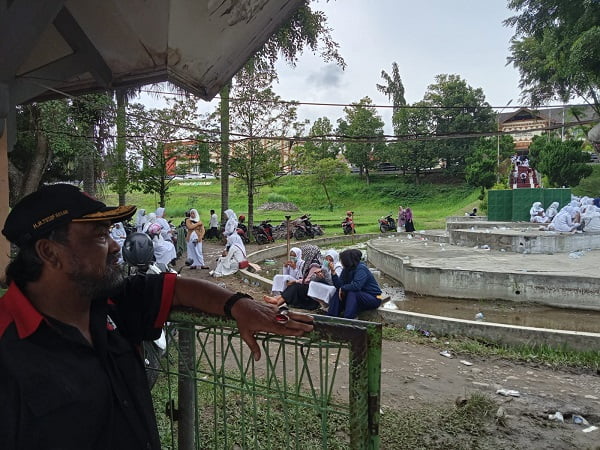Para tenaga kesehatan yang melakukan aksi damai di RSUD Cut Meutia Aceh Utara mulai membubarkan diri, Rabu (12/10). Waspada/Zainal Abidin