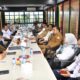 Pj Bupati Aceh Besar Muhammad Iswanto melakukan pertemuan dengan Kepala Pusat Layanan Informasi Iklim Terapan Kedeputian Bidang Klimatologi Dr Ardhasena Sopaheluwan dan jajaran BMKG lainnya, Senin (31/10) di Aula D’Energy Café, Gampong Meunasah Manyet, Kecamatan Ingin Jaya. (Waspada.id/Ist).