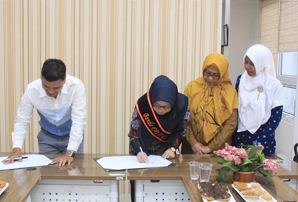 Pj. Bunda PAUD Kota Banda Aceh Sri Dewi Kurnilawati tandatangan MoU dg Ketua Program Studi Psikologi Fakultas Kedokteran USK Mirza, diruang rapat senat Fakultas Kedokteran USK , Senin (31/10/22). (Waspada.id/T.Mansursyah)