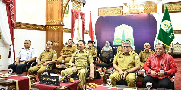 Pj.Gubernur Aceh, Achmad Marzuki didampingi Sekda Aceh, Bustami, Kepala Bank Indonesia Perwakilan Aceh, Achris Sarwani, dan Kepala SKPA terkait, saat mengikuti Rakor Pengendalian Inflasi Daerah bersama Mendagri Muhammad Tito Karnavian, secara virtual dari Meuligoe Gubernur Aceh, Banda Aceh, Senin (31/10). (Waspada.id/Zafrullah