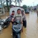 EVAKUASI warga oleh personel Polsek Sultan terdampak banjir akibat luapan sungai di tiga kampong Kecamatan Sultan Daulat, Senin (31/10), Waspada.id/Ist