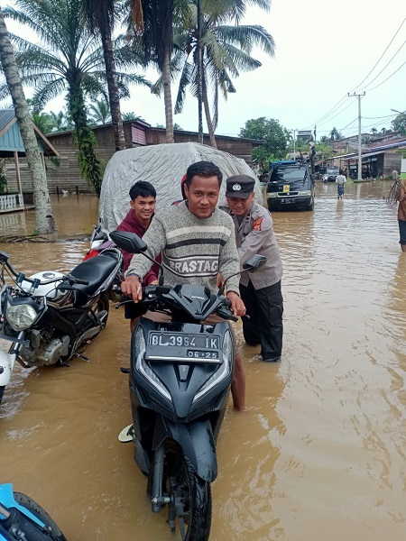 EVAKUASI warga oleh personel Polsek Sultan terdampak banjir akibat luapan sungai di tiga kampong Kecamatan Sultan Daulat, Senin (31/10), Waspada.id/Ist