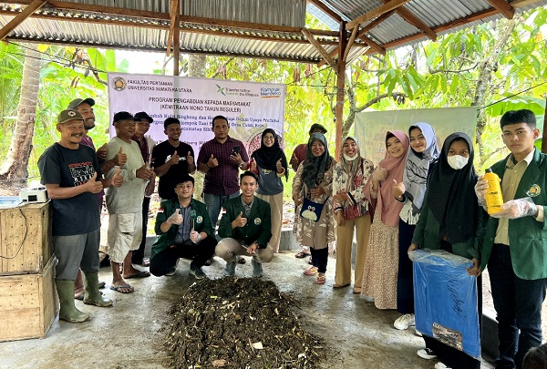 Tim LPPM Fakultas Pertanian USU bersama Kelompok Tani Pendawa 1 peserta kegiatan. Waspada.id/ist