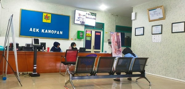 Ruangan pelayanan pelanggan di ULP-PLN Aek Kanopan, Rabu (12/10). Ilyas Munthe/ Waspada