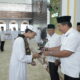 Bupati Asahan Surya dan Wakil Bupati Asahan Taufik Zainal Abidin Siregar, mewisuda satu hafiz dari 19 hafiz dan hafizah penghapal Alquran 30 Juz, di Masjid Agung Achmad Bakrie Kisaran. Waspada/Ist