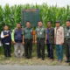 Tim Ditjen Strahan Kemhan RI meninjau lokasi lahan pertanian di Kel. Simarimbun, Kec. Siantar Marimbun, Kota Pematang Siantar, Rabu (12/10) saat melakukan kunjungan kerja ke Korem 022/PT tentang pengumpulan keterangan analisa tentang ketahaan pangan serta berkesempatan pose bersama rombongan.(Waspada-ist).