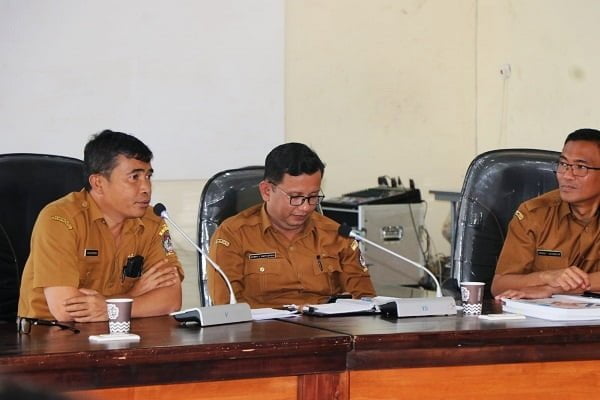 Sekretaris Daerah, Augus Sitorus (kiri) pimpin rapat Dewan Gerakan Menuju Smart City Kabupaten Toba. Waspada/Ist