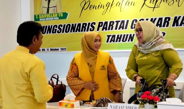 DIALOG: Ketua DPD II Partai Golkar T Saifullah TS, anggota DPRA Hj Nurlela, M.Si terlihat berdialog serius dengan Rini salah seorang pemateri dalam acara peningkatan kapasistas fungsionaris Partai Golkar yang digelar di DH Coffee, Selasa (11/10). Waspada/Muhammad Riza