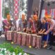 BUPATI Dairi Eddy Keleng Ate Berutu (kiri) memukul genderang tanda dibukanya Pesta Njuah-njuah Tahun 2022. Waspada/Kartolo Munte