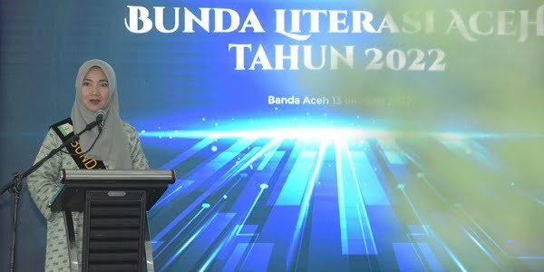 Ayu Candra Febiola Nazuar memberikan sambutan usai dikukuhkan sebagai Bunda Literasi Aceh Tahun 2022, di Gedung Perpustakaan Wilayah dan Arsip Aceh, Banda Aceh, Kamis (13/10). (Waspada/Zafrullah)