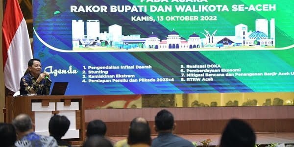 Pj. Gubernur Aceh, Achmad Marzuki, saat memberikan sambutan dan arahan pada Rapat Koordinasi dengan Bupati/Walikota, Sekda dan Ka. Bappeda Se-Aceh di Anjong Monmata, Banda Aceh, Kamis, (13/10). (Waspada/Zafrullah