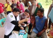 PERIKSA KESEHATAN: dr. Zulfahmi, memeriksa kesehatan warga di Gampong Alue Mirah, Pante Bidari, Aceh Timur, Rabu (12/10). Waspada/M Ishak