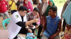 PERIKSA KESEHATAN: dr. Zulfahmi, memeriksa kesehatan warga di Gampong Alue Mirah, Pante Bidari, Aceh Timur, Rabu (12/10). Waspada/M Ishak