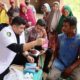 PERIKSA KESEHATAN: dr. Zulfahmi, memeriksa kesehatan warga di Gampong Alue Mirah, Pante Bidari, Aceh Timur, Rabu (12/10). Waspada/M Ishak