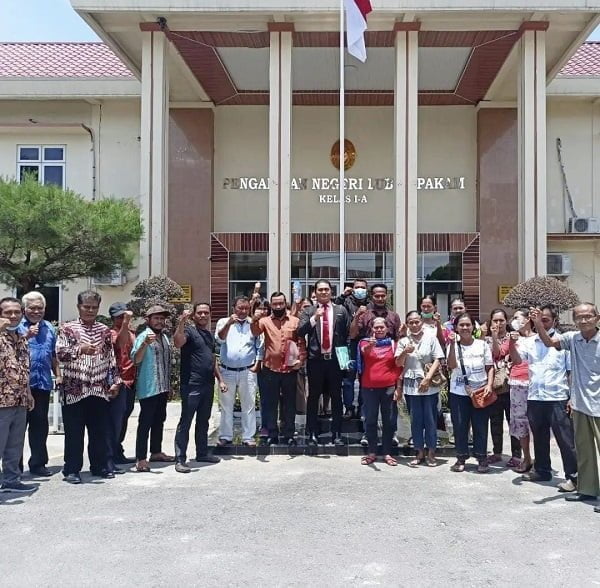 Puluhan warga Dusun II Desa Mesjid, Kecamatan Batangkuis, Kabupaten Deliserdang, bersama kuasa hukumnya saat di PN Lubukpakam. (Waspada/ist)