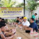 Anggota DPR Aceh, H.Ali Basrah yang juga Ketua Fraksi Golkar saat bersilaturrahmi dengan PWI dan wartawan saat melaksanakan reses di Senine Kafe Pulonas Kutacane, Aceh Tenggara, Selasa (11/10). Waspada/ Ali Amran