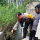 Personel Polsek Batang Angkola dan warga melakukan olah TKP penemuan mayat kakek berusia 80 tahun di saluran irigasi Desa Sibongbong Tapsel. (Waspada/Ist)