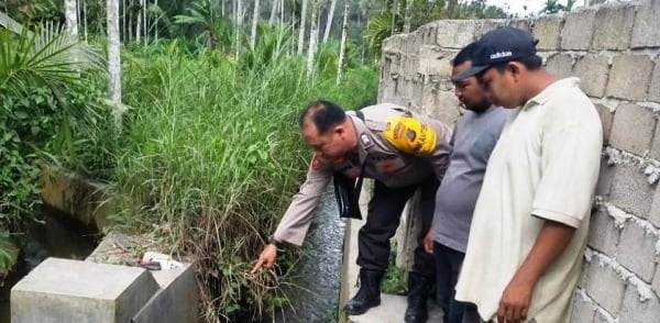 DRAFT PERUBAHAN UUPA: Ketua YARA, Safaruddin SH, menyerahkan draft perubahan UUPA ke Sekjen DPR RI, Indra Iskandar, di Jakarta, Selasa (4/10). Waspada/Ist.