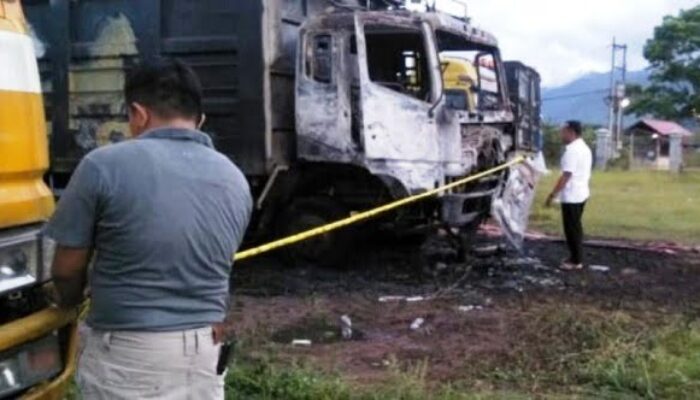 Truk Terbakar Di Halaman Istana Raja Najungal
