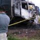 Petugas dari Polsek Batang Angkola memasang Garis Polisi pada truk yang terbakar di halaman Istana Raja Najungal Tapsel. (Waspada/Ist)