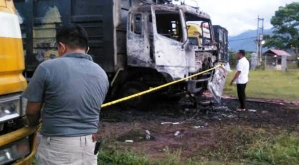 Petugas dari Polsek Batang Angkola memasang Garis Polisi pada truk yang terbakar di halaman Istana Raja Najungal Tapsel. (Waspada/Ist)