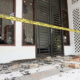Pemasangan garis polisi di lokasi kerusakan Fakultas Pertanian, Kamis (13/10). Waspada/Munawardi